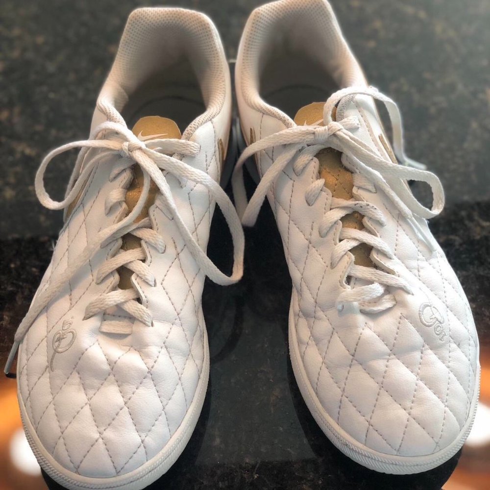 💥SOLD💥
Nike R10 Tiempo Sneakers - Picture 2 of 5